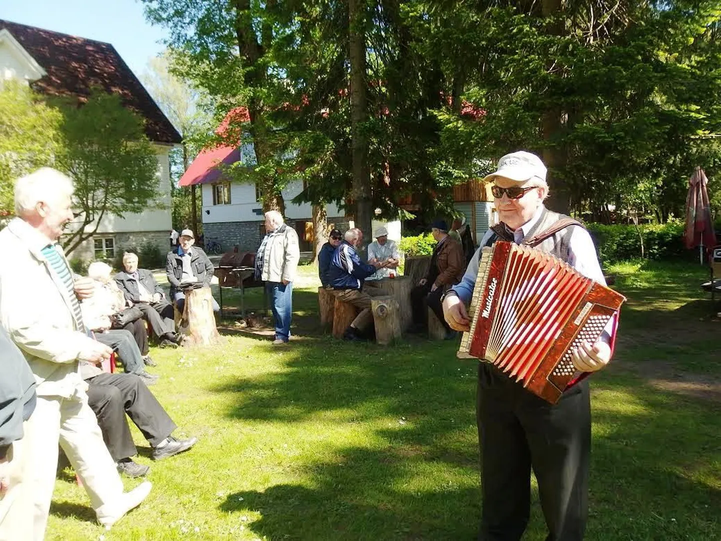 Vanameeste kokkutuleku üks osa oli pillimäng ja ühine laulmine.