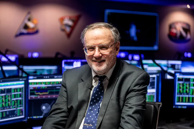 Preston Burch oli Edward Ruitbergi viimane boss Hubble’i projekti juures. Edward unistab, et saaks koos Prestoniga teha viimase missiooni: tuua Hubble orbiidilt tagasi Maale.