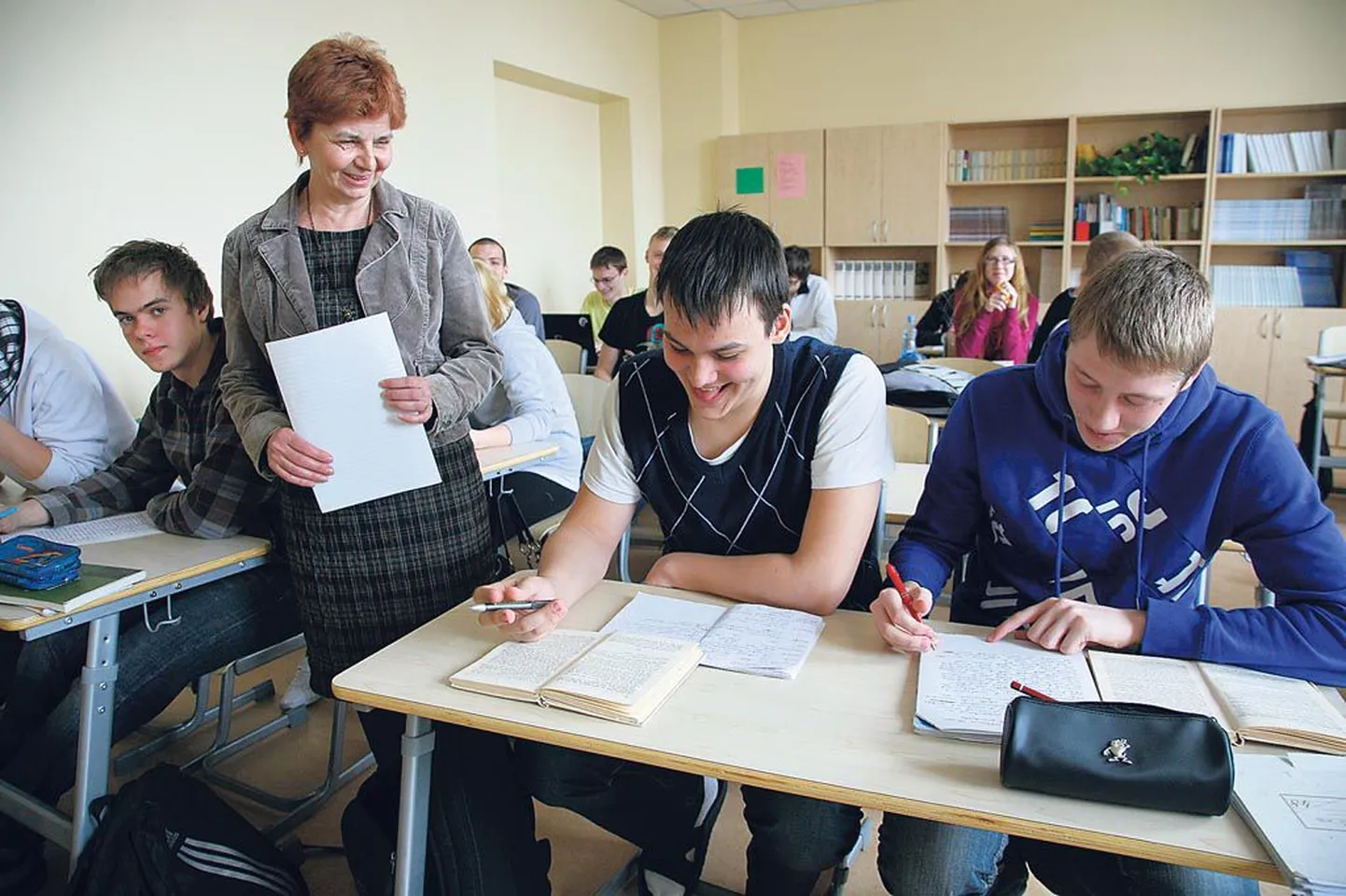 Õpetaja Lembi Lukas laseb 11. klassi õpilastel uurida Gailiti, Mälgu ja Ristikivi loomingut. “Gailiti raamatutel pole viga, aga ülesanne ja teksti analüüsimine on raske,” ütlesid noored.