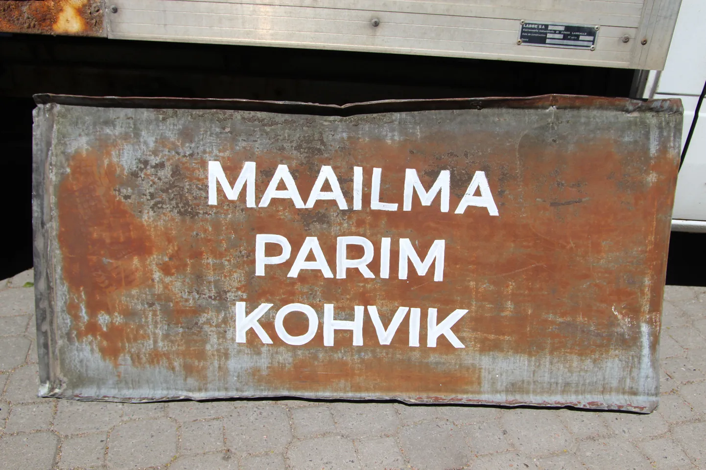"Maailma parim küla". Kiriku katuseplekist tehtud lavastus.