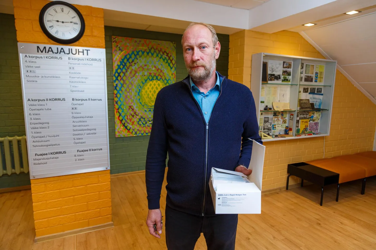 Kuigi testimine pole kohustuslik, tehakse seda Võru vallas Osula põhikoolis juba praegu pidevalt. «Otsustasime, et testime õpilasi ja õpetajaid iga kahe nädala tagant, kuigi sellist käsku pole veel kuskilt otseselt antud,» märkis koolijuht Anti Ossis.