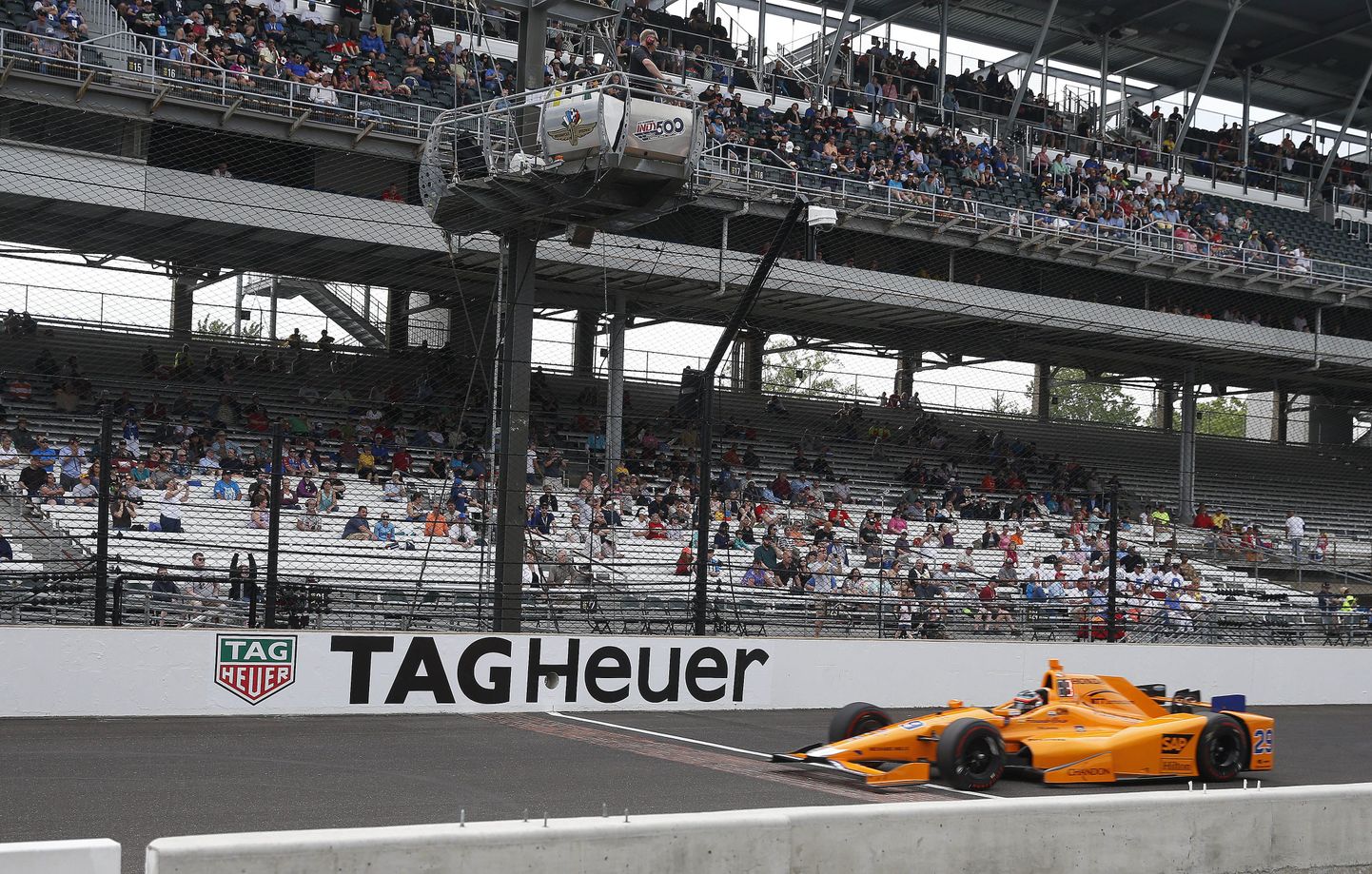 Fernando Alonso alustab Indy 500 võidukihutamist viiendalt kohalt ehk teise stardirea keskelt.