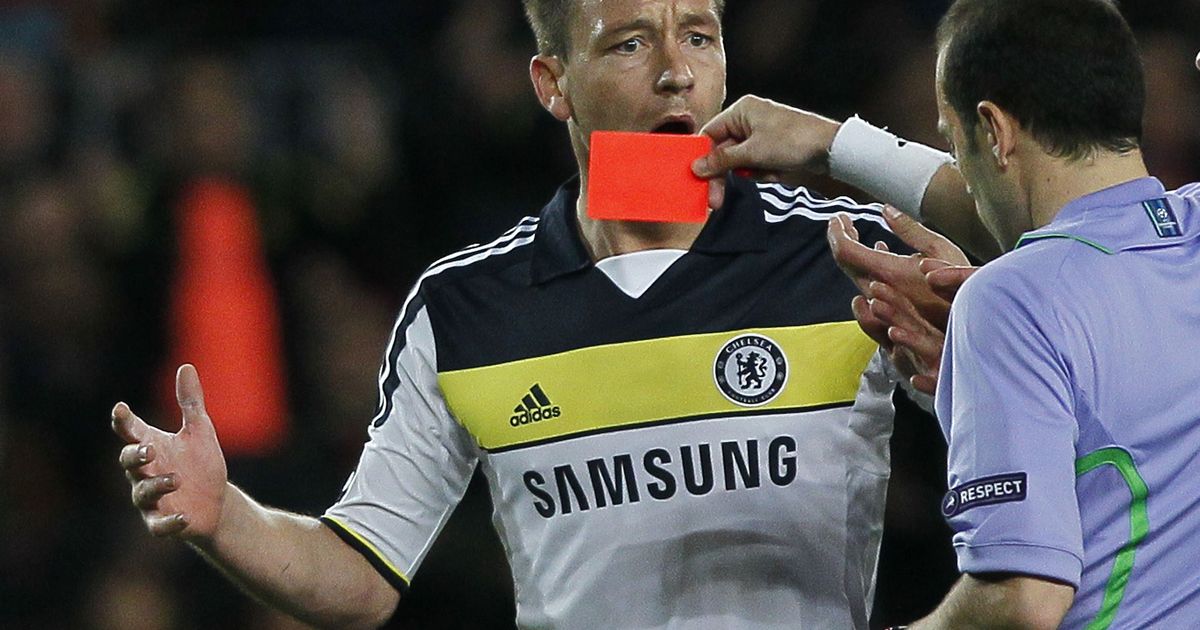 энди уэйн судья. футбольный арбитр с красной карточкой. арбитр энди уэйн. желтая карточка в футболе. красная карточка арбитру.