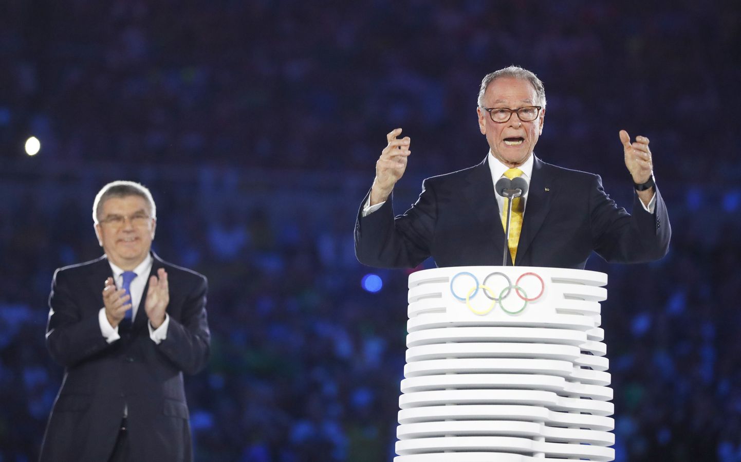 ROKi president Thomas Bach aplodeerimas Brasiilia olümpiakomitee juhile Carlos Nuzmanile.