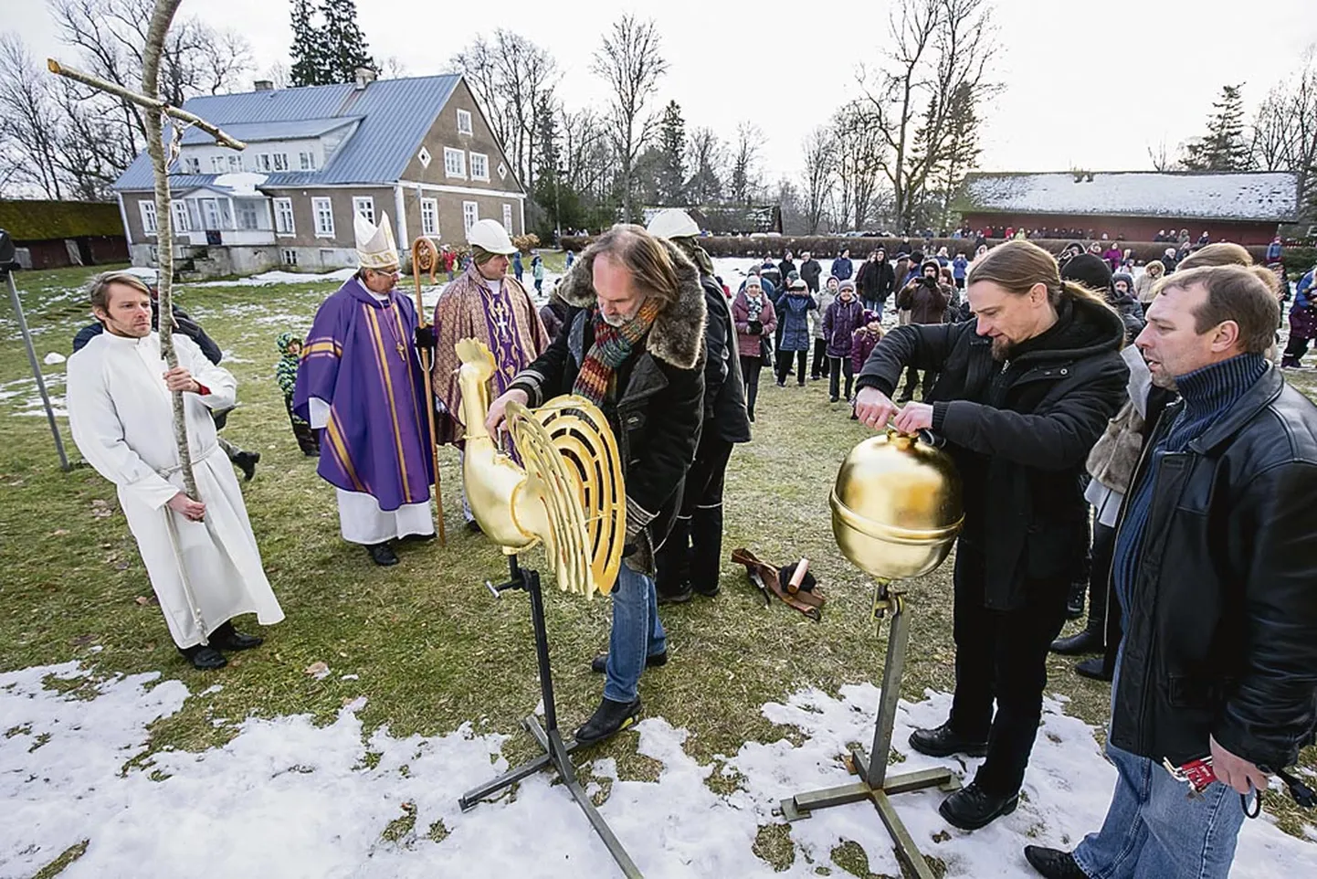 Saarde Katariina kiriku torni ülesviimise eel vaatas kuke veel üle kunstiloolane Juhan Kilumets.