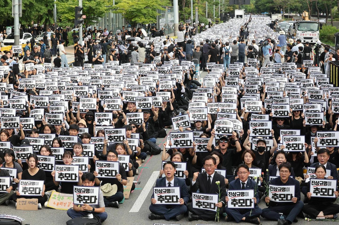 Õpetajad Lõuna-Korea pealinnas Souli Riikliku Ülikooli haridusteaduskonna ees meeleavaldusel pärast ühe õpetaja enesetappu. 2018. aastast alates on sada peamiselt algkooliõpetajat endalt elu võtnud.