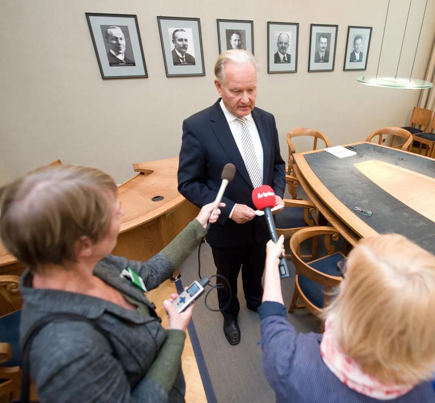 Meenutus 6. septembrist. Eesti Panga nõukogu esimees Jaan Männik teatab, et kandideerimist jätkavad Andres Sutt ja Ardo Hansson.