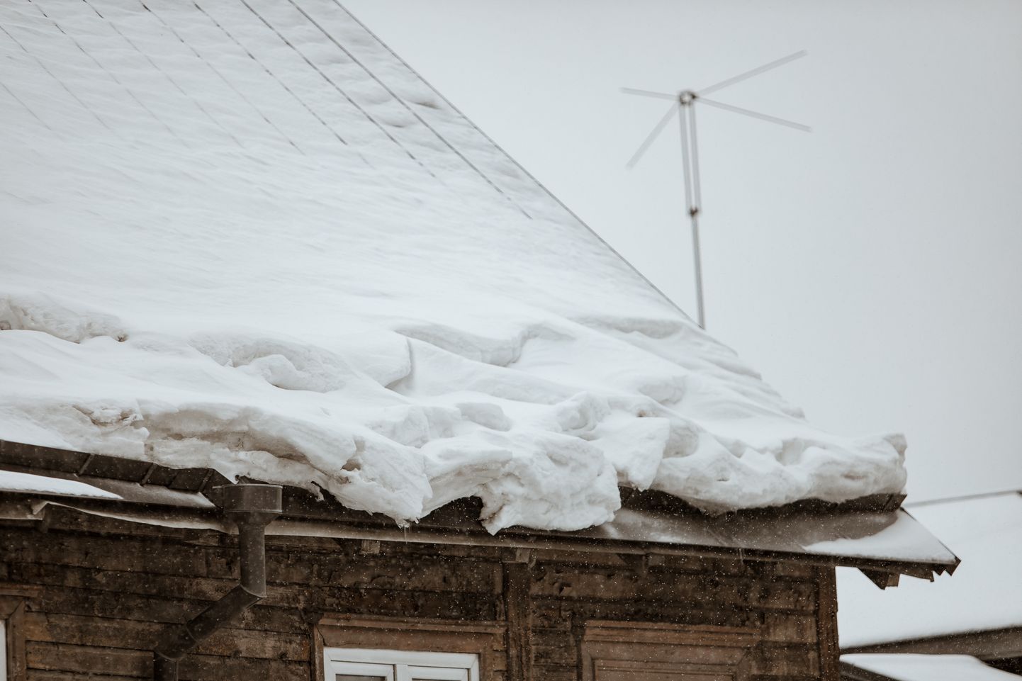 Ohtlik lumi katusel. Pilt on illustreeriv.