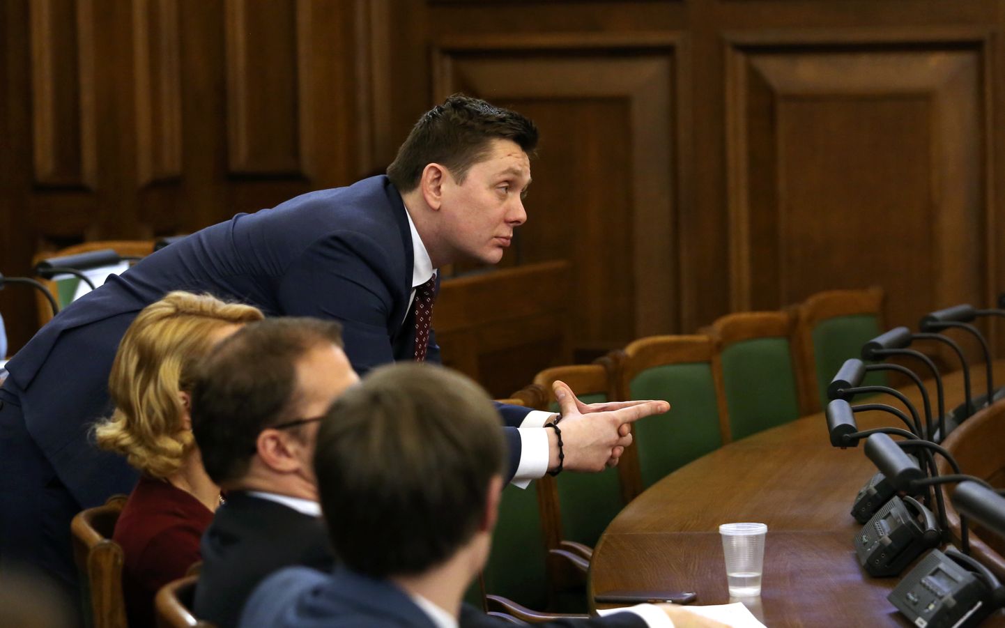 Saeimas deputāts Artuss Kaimiņš Saeimas ārkārtas sēdē, kurā paredzēts balsojums par uzticības izteikšanu Krišjāņa Kariņa izveidotajam Ministru kabinetam.