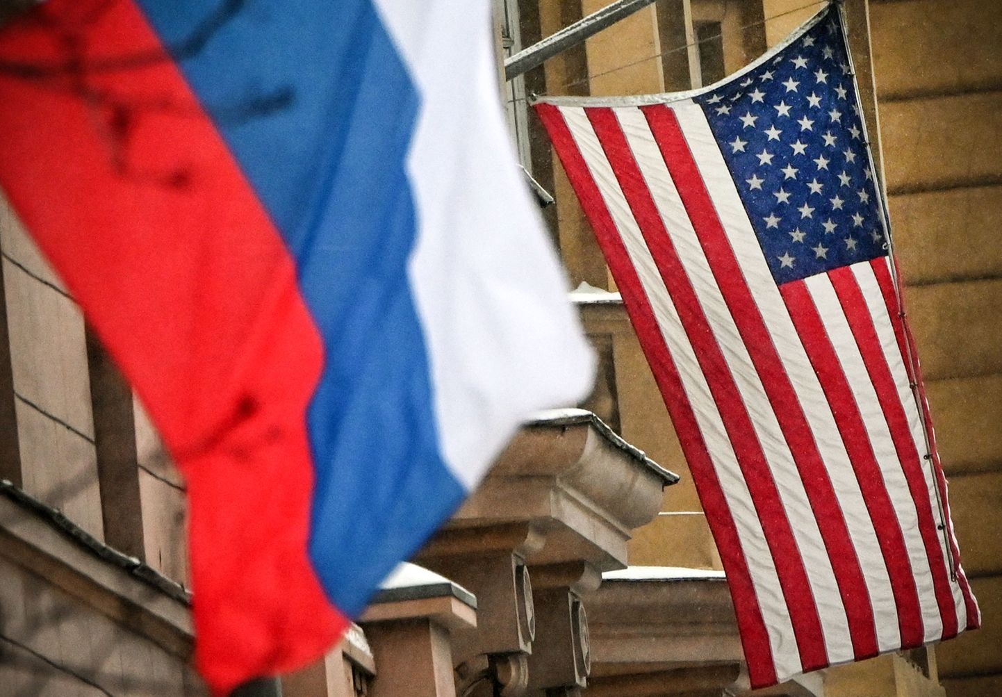 Venemaa lipp lehvimas USA saatkonna hoone kõrval Moskvas.