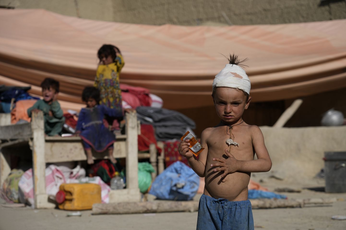 Afganistani maavärinas viga saanud poiss ajutise laagri juures.