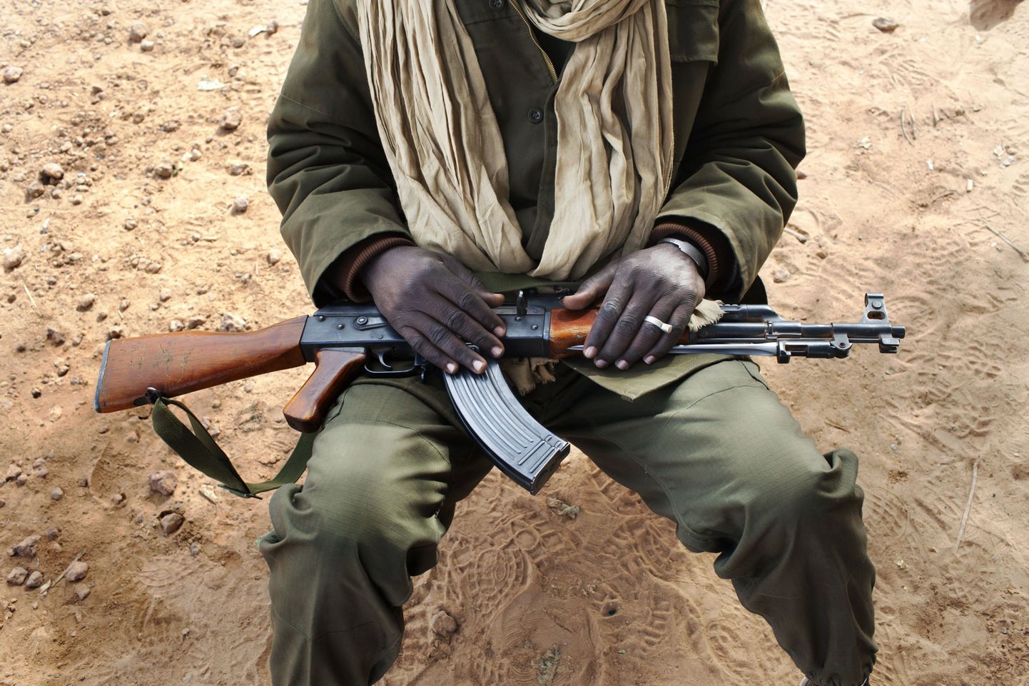 Mali sõdur hoiab käes Kalašnikovi automaati AK-47.