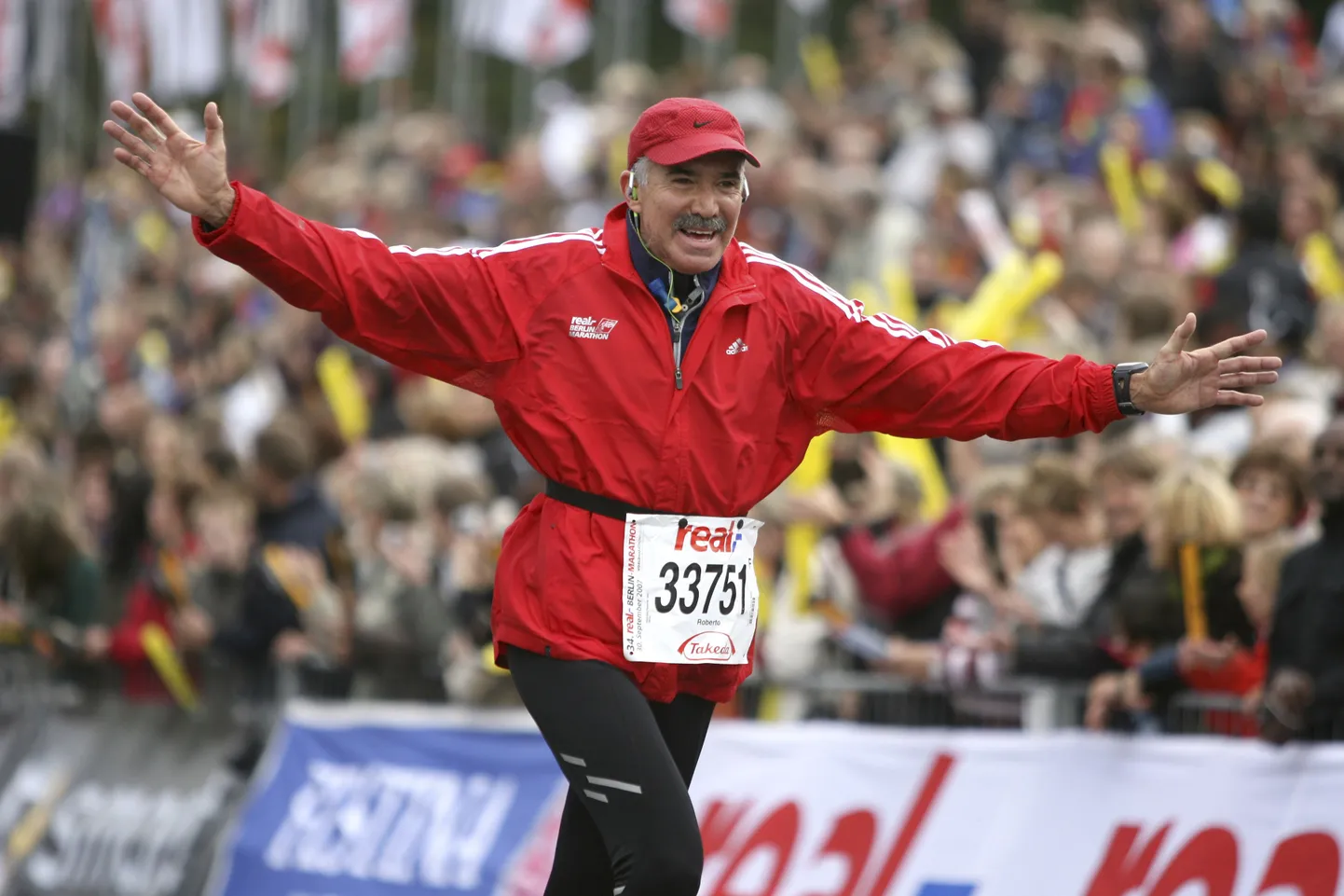 Roberto Madrazo Berliini maratonil finišijoont ületamas