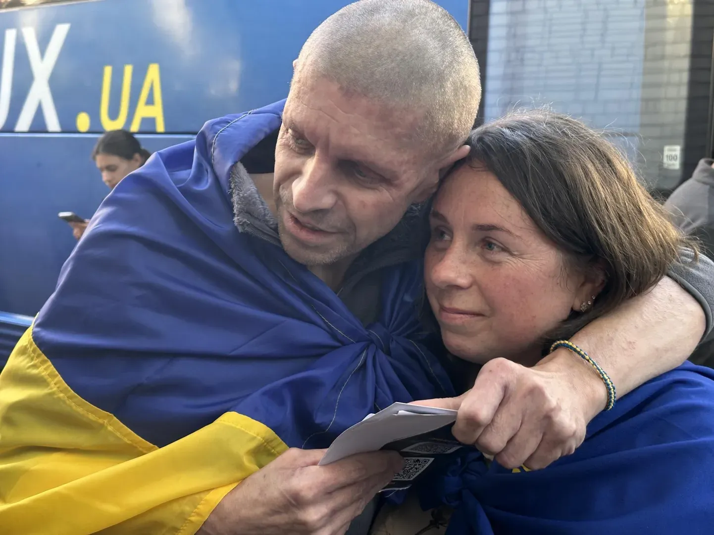Одна из немногих счастливых пар - Олена с мужем, освободившимся из плена.