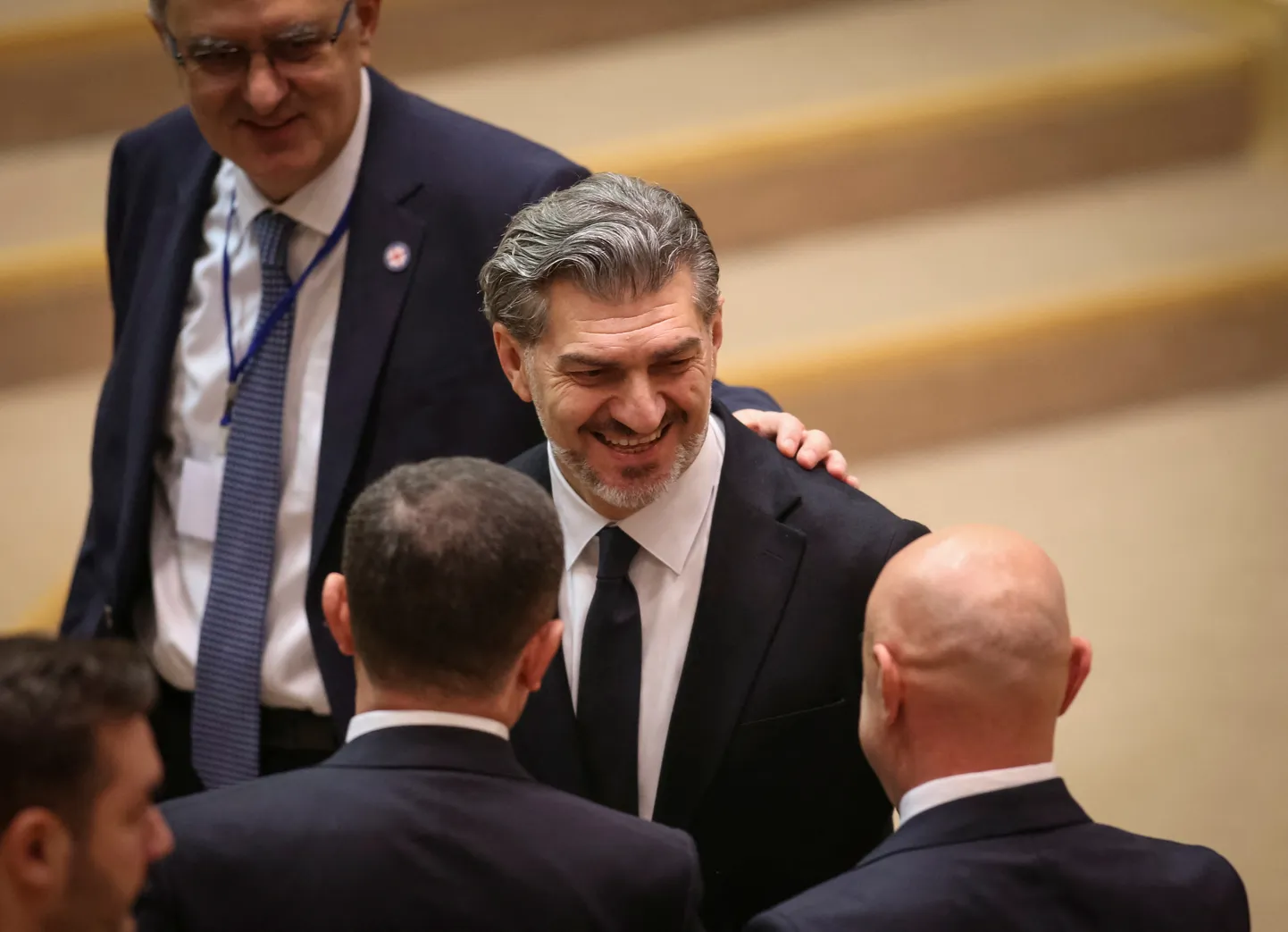 Mihheil Kavelašvili (keskel) parlamendis.