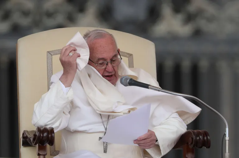Paavst Franciscus,tuul ja krae