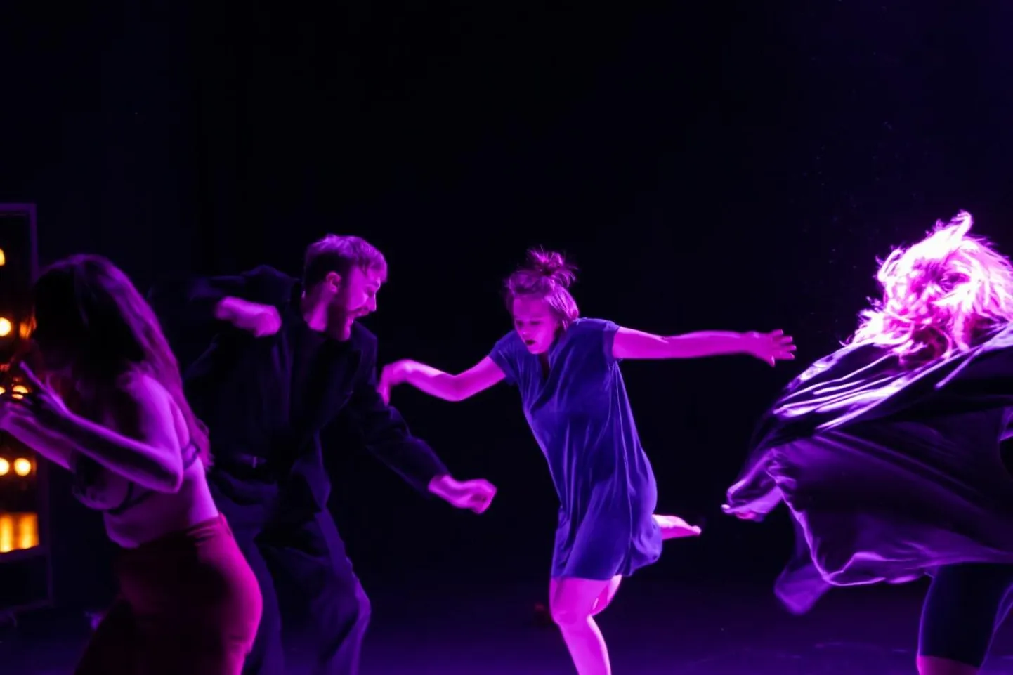 Tartu Uues Teatris etendub Viljandi kultuuriakadeemia tudengite lavastus "4avastajaDraamat".