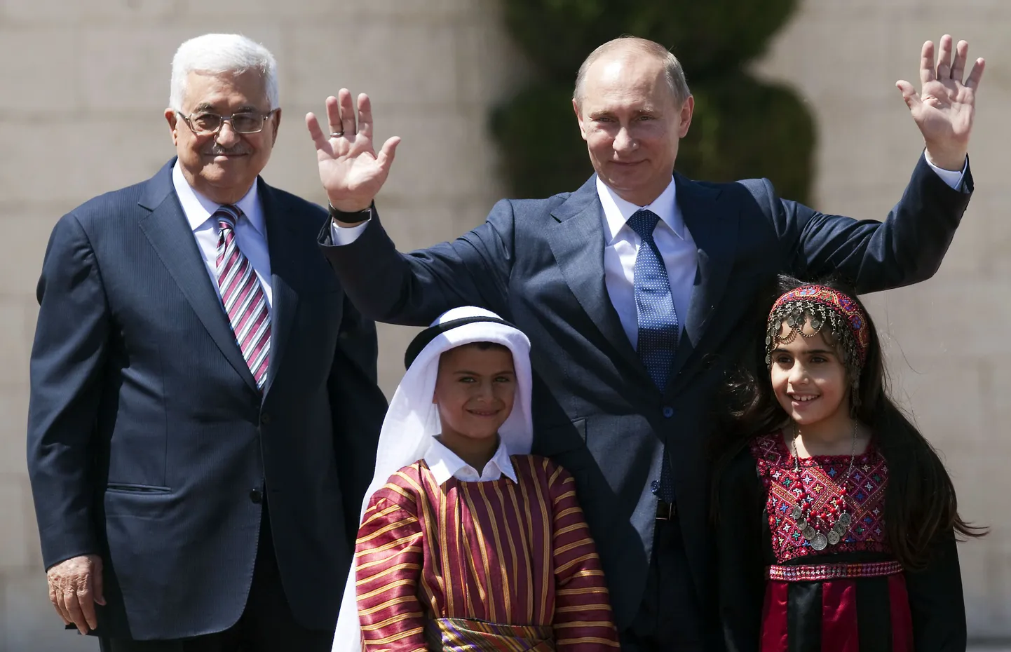 Palestiina Omavalitsuse president Mahmud Abbas (vasakul) ja Vene president Vladimir Putin eile tervitustseremoonial Petlemmas.
