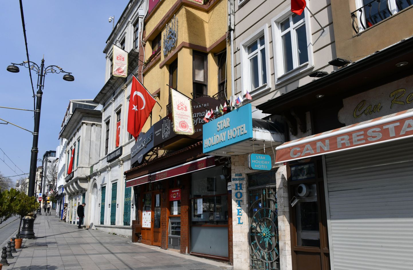 Kaader suletud poodidest Istanbuli tänaval.