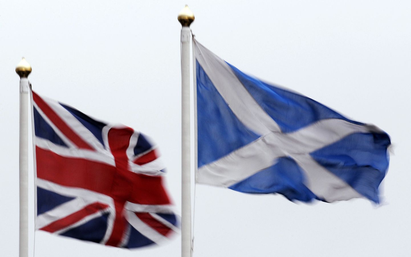 Suurbritannia (vasakul) ja Šoti lipp.