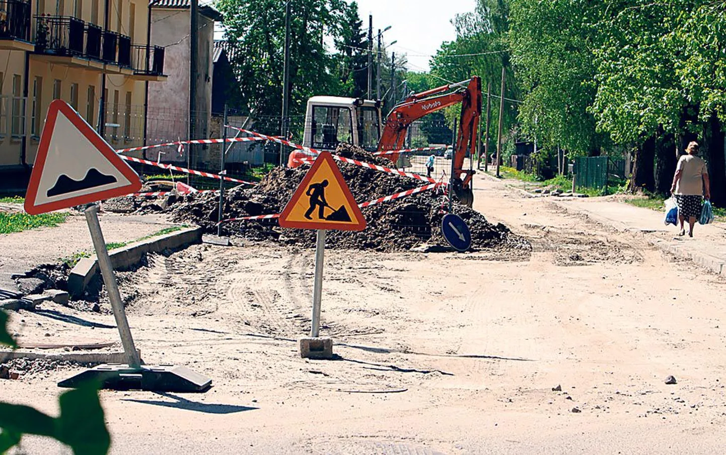 Õli tänaval on ühisveevärgi torud juba maas ja käib tee asfaltimiseks ettevalmistamine. Tänav saab sileda mustkatte alla juuni esimeses pooles.