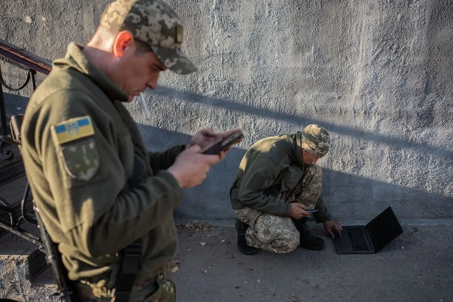 Ukraina sõdurid Starlinki kaudu internetis.