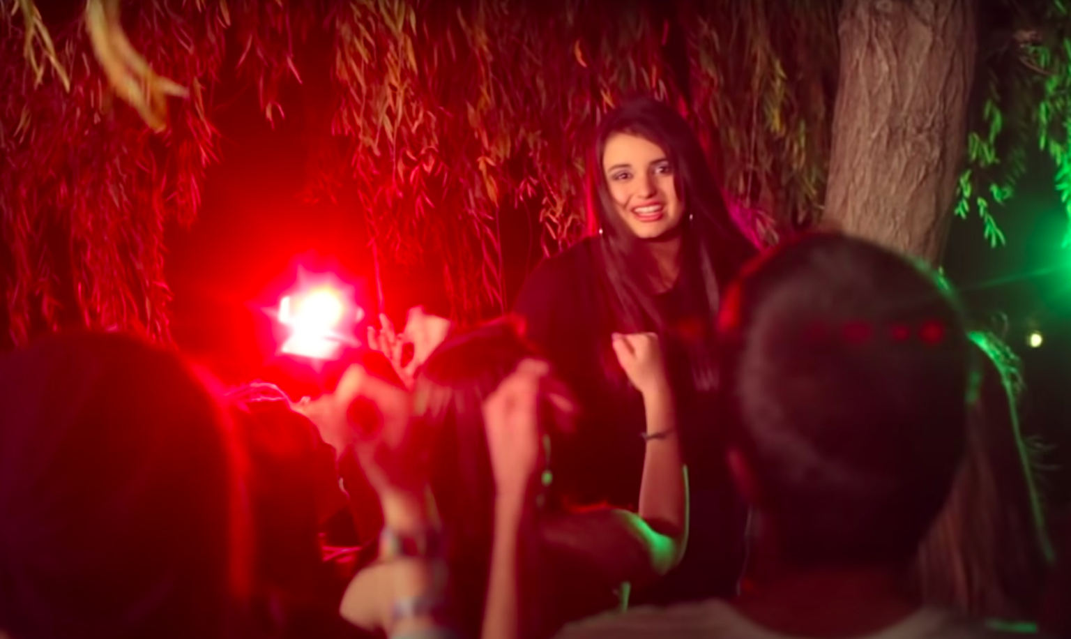 Toona 13-aastane USA lauljatar Rebecca Black «Friday» muusikavideos.