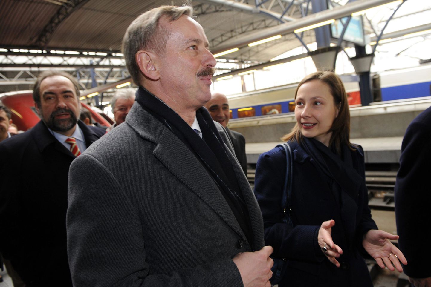 Tulevane Euroopa transpordivolinik Siim Kallas elab teemasse sisse: läinud nädalal avas ta Brüsselis uue kiirrongiliini Antwerpenist Belgia-Hollandi piirini. Kallase vasakul käel on Belgia avaliku teenistuse ja riigiettevõtete minister Inge Vervotten.