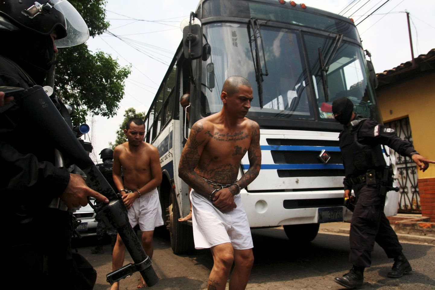 Salvadori narkojõukude liikmed politsei valve all.