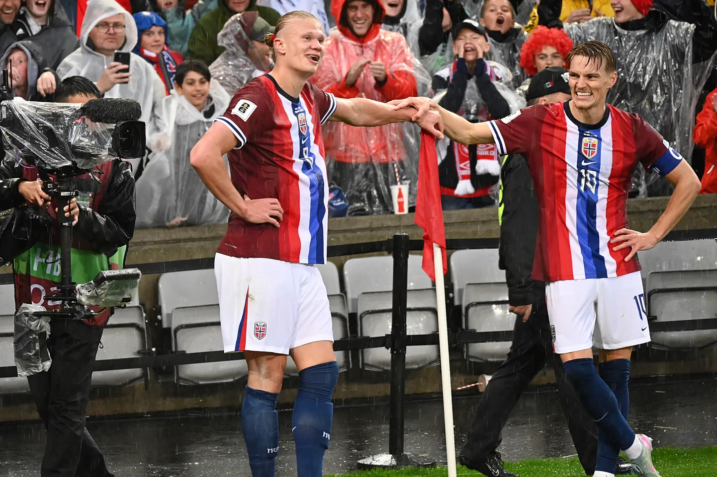 Erling Haaland (vasakul) ja Martin Ödegaard tähistavad väravat.