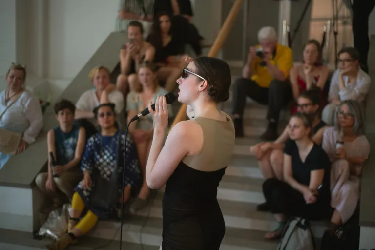 Foto: Ar performanci tiek atklāta izstāde "Euro Femmes"