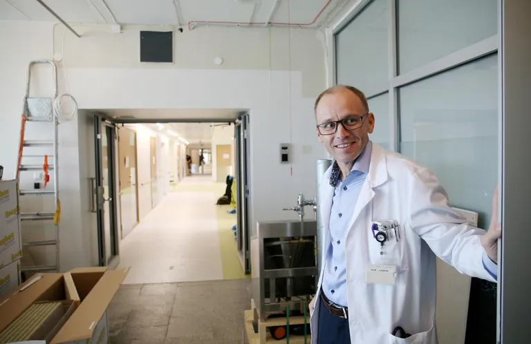 Doktor Tanel Laisaar seisab vahekoridoris, selja taga avatud uks, mis viib peagi remonditud ja parema ruumiplaneeringuga osakonda.