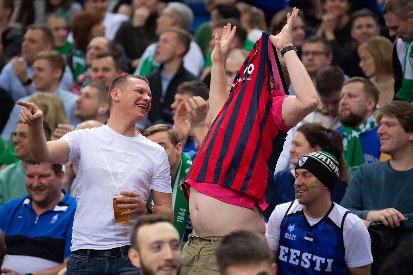 Eestlastest Vitoria Baskonia fännid Kaunases Euroliiga mängul.