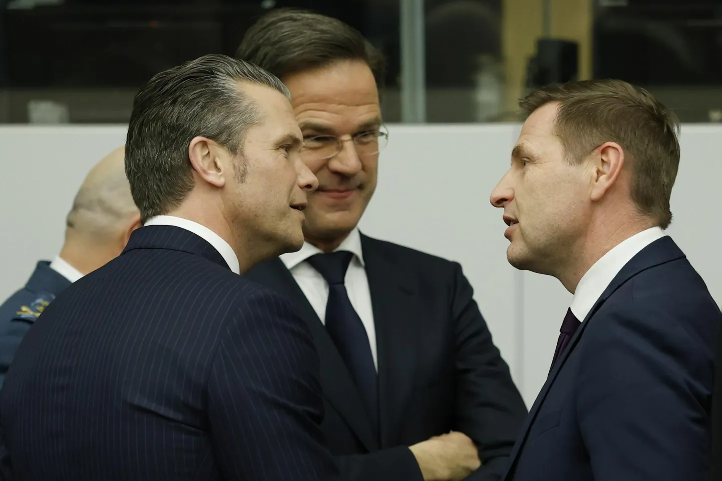 Vasakult: USA uus kaitseminister Pete Hegseth, NATO peasekretär Mark Rutte ja Eesti kaitseminister Hanno Pevkur enne Ukraina kontaktgrupi kohtumise algust.