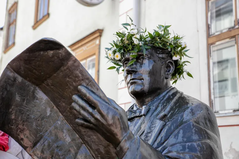 Pärnu Postimehe asutaja Johann Voldemar Jannseni kuju Pärnus Rüütli tänaval.