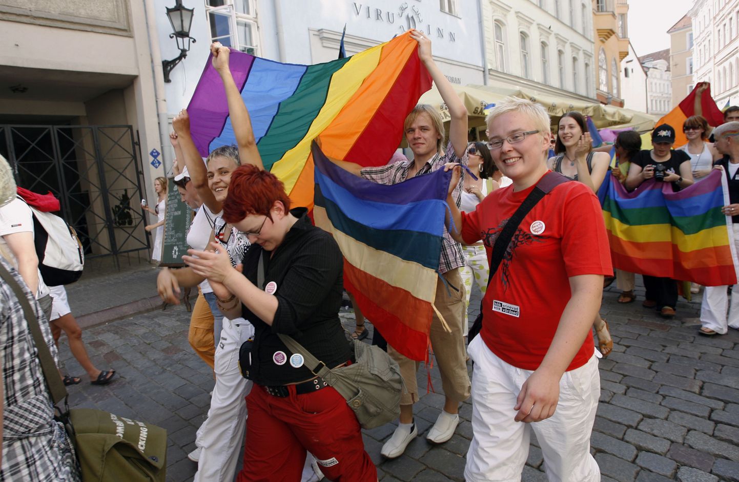 Pildil on eelmise aasta Tallinna seksuaalvähemuste paraadil osalejad.