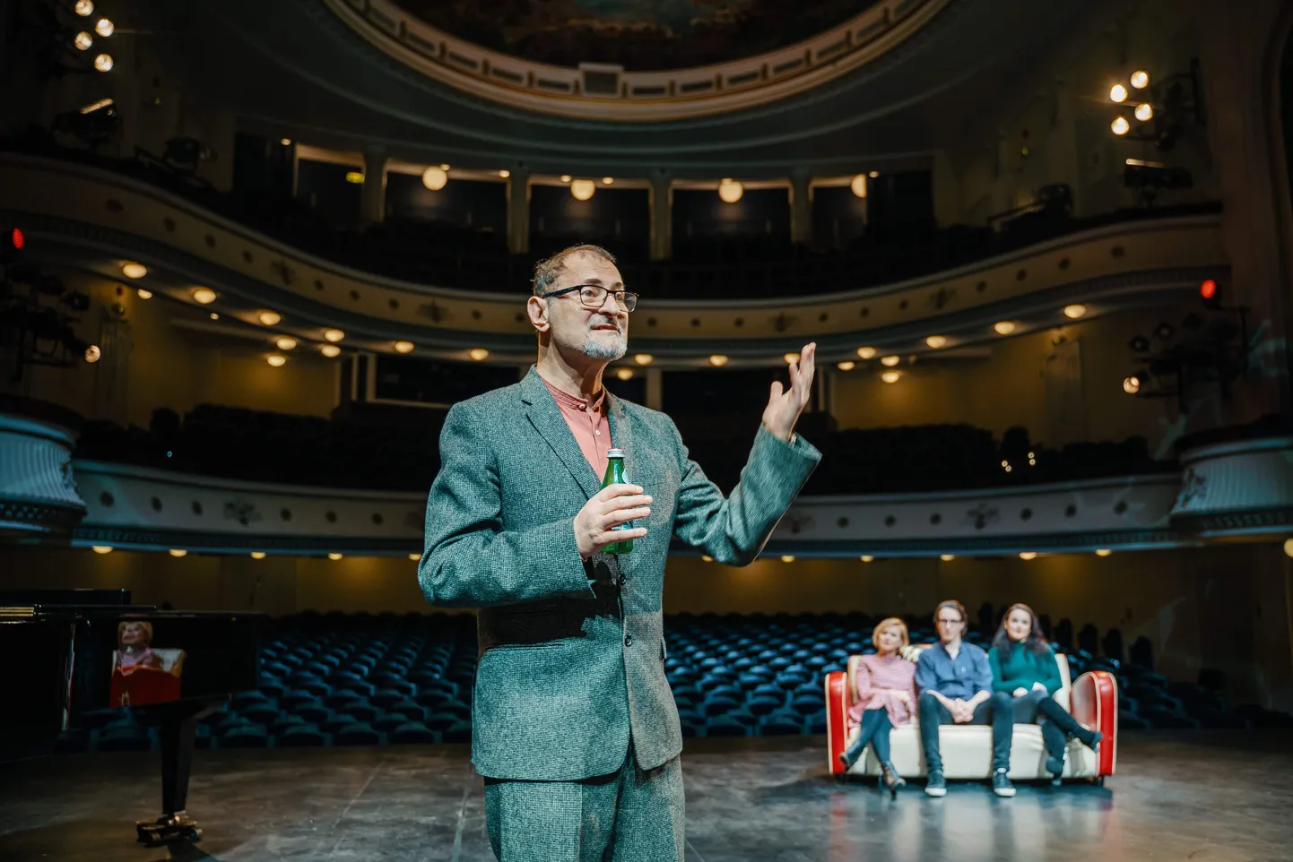 Neljapäeval, 7. veeburaril toimus Estonia teatri laval mais esietenduva kultusmuusikali «West Side Story» esmaesitlus.