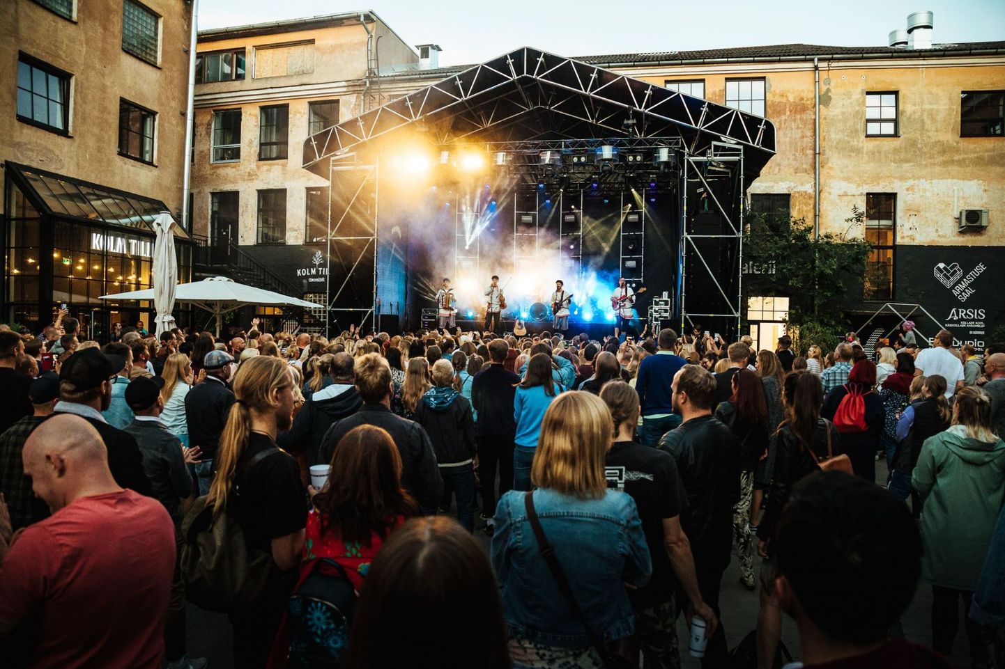 Linnafestival Folk Rokib Tartus leidis esmakordselt aset Aparaaditehase õuel 2020. aasta juulis.