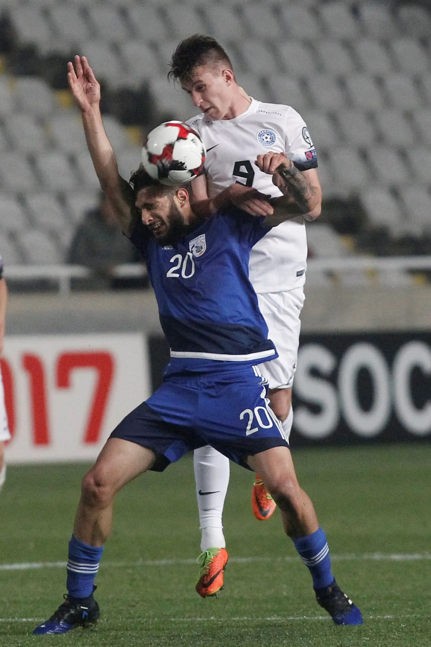 Mattias Käit (valges) heitlemas Grigoris Kastanosega.