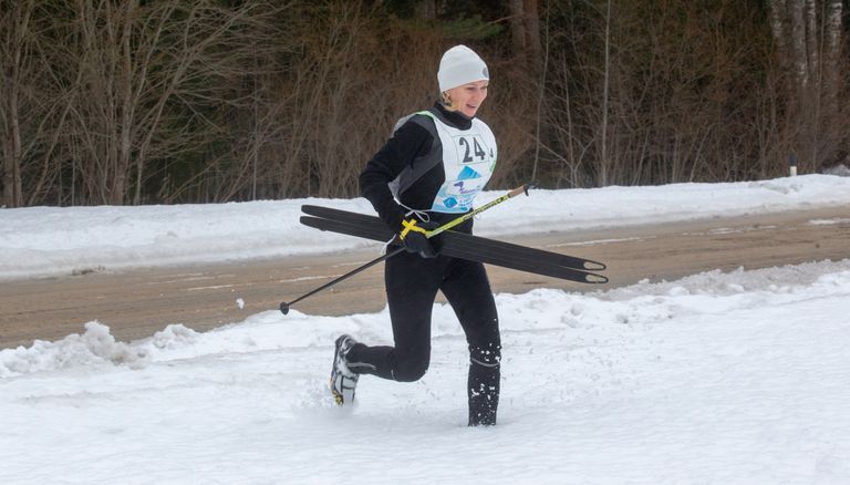 Kristina-Šmigun Vähi jooksmas Palul Tartu teatemaratoni viimase vahetuse starti.