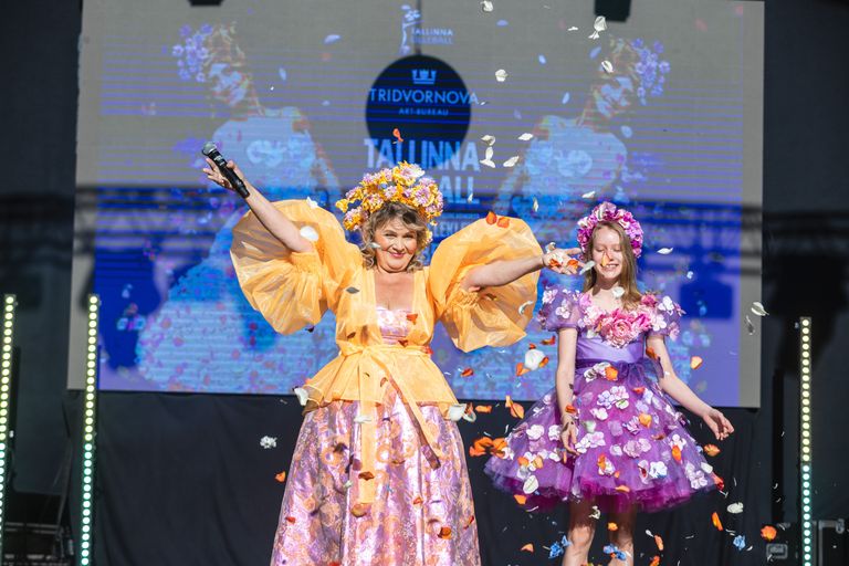 Цветочная Фея Татьяна Тридворнова уже много лет устраивает самое зрелищное мероприятия лета "Цветочный бал"