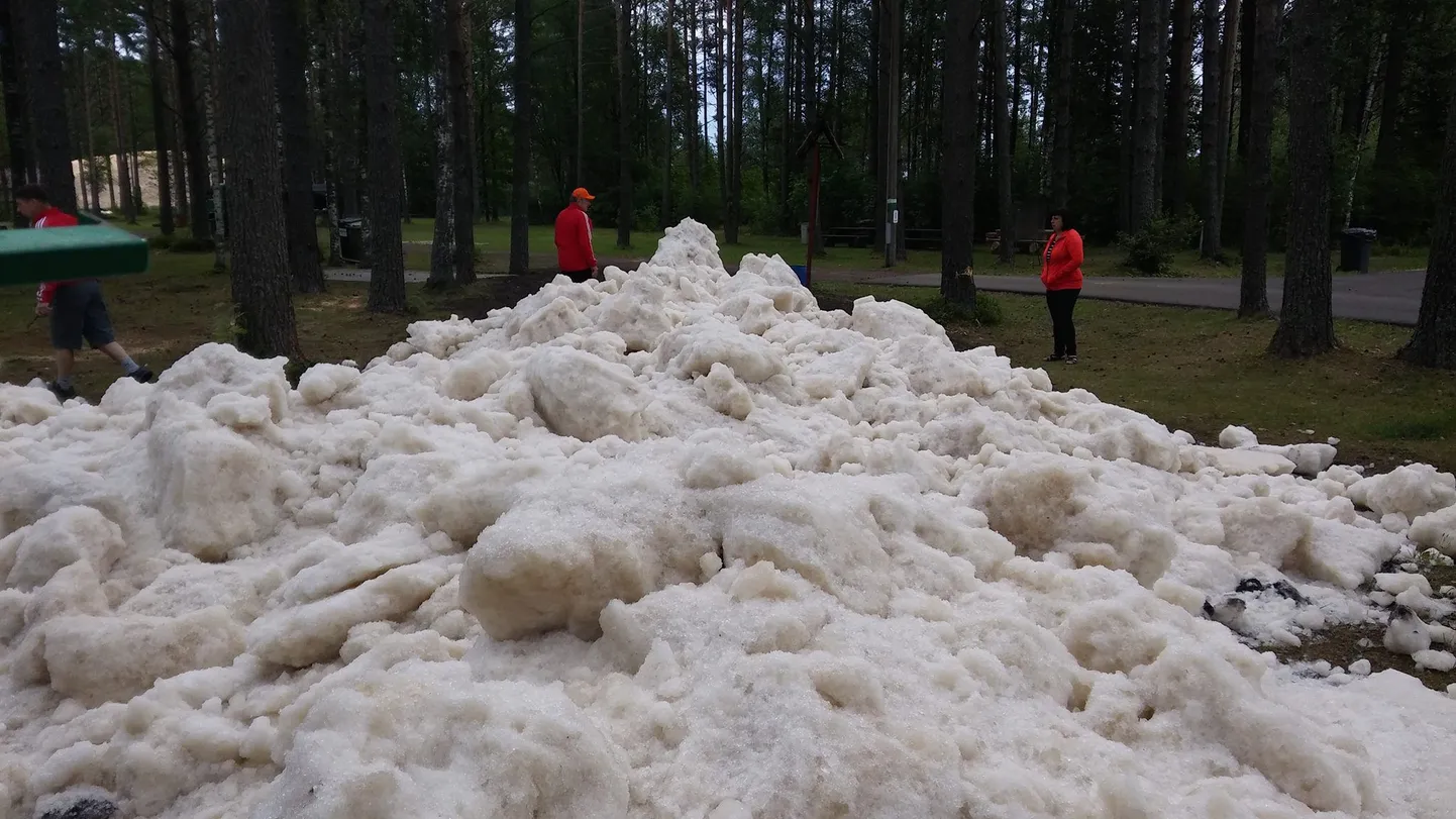 Kunstlumi Jõulumäel.