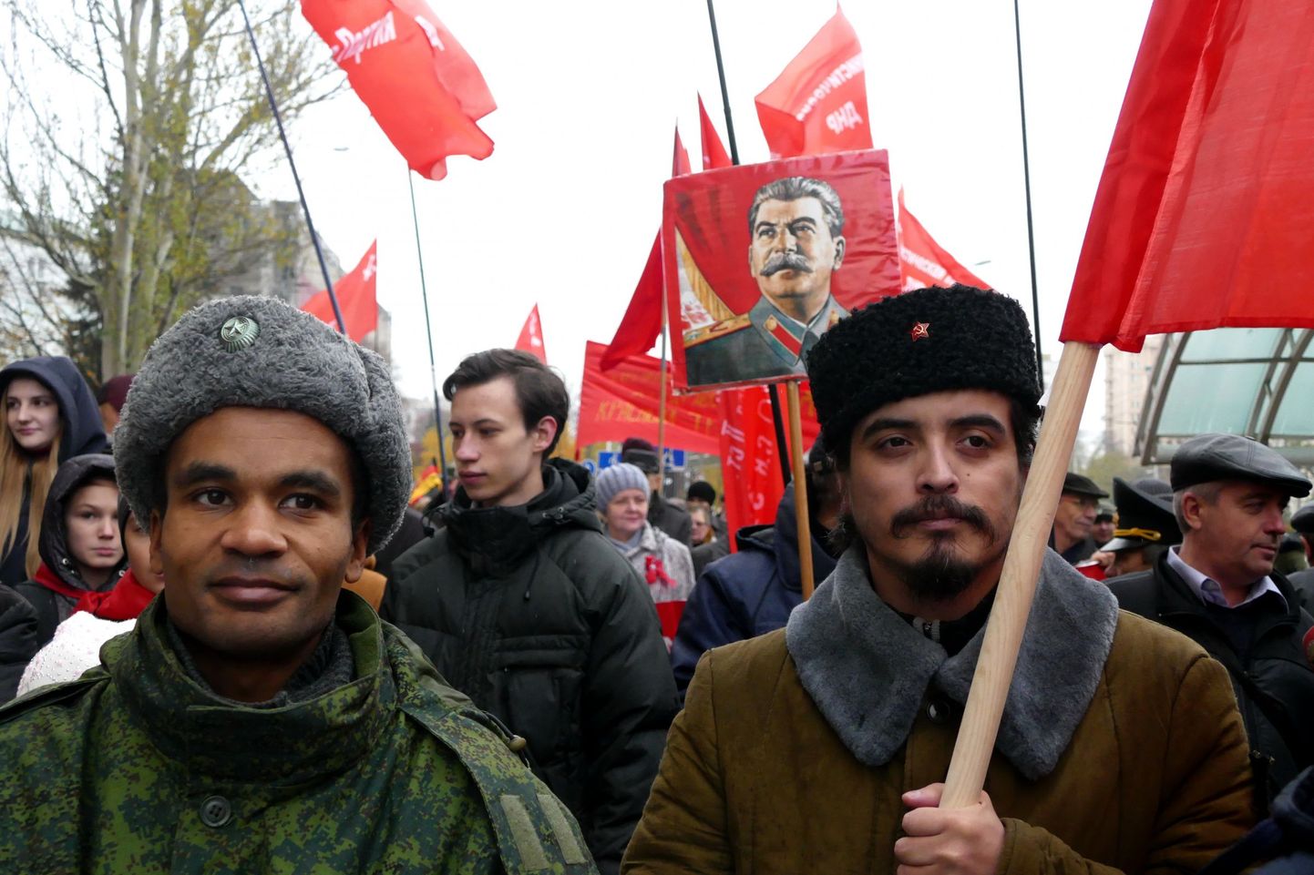Beness Aijo (vasakul) täna Donetskis oktoobrirevolutsiooni 100. aastapäeval.