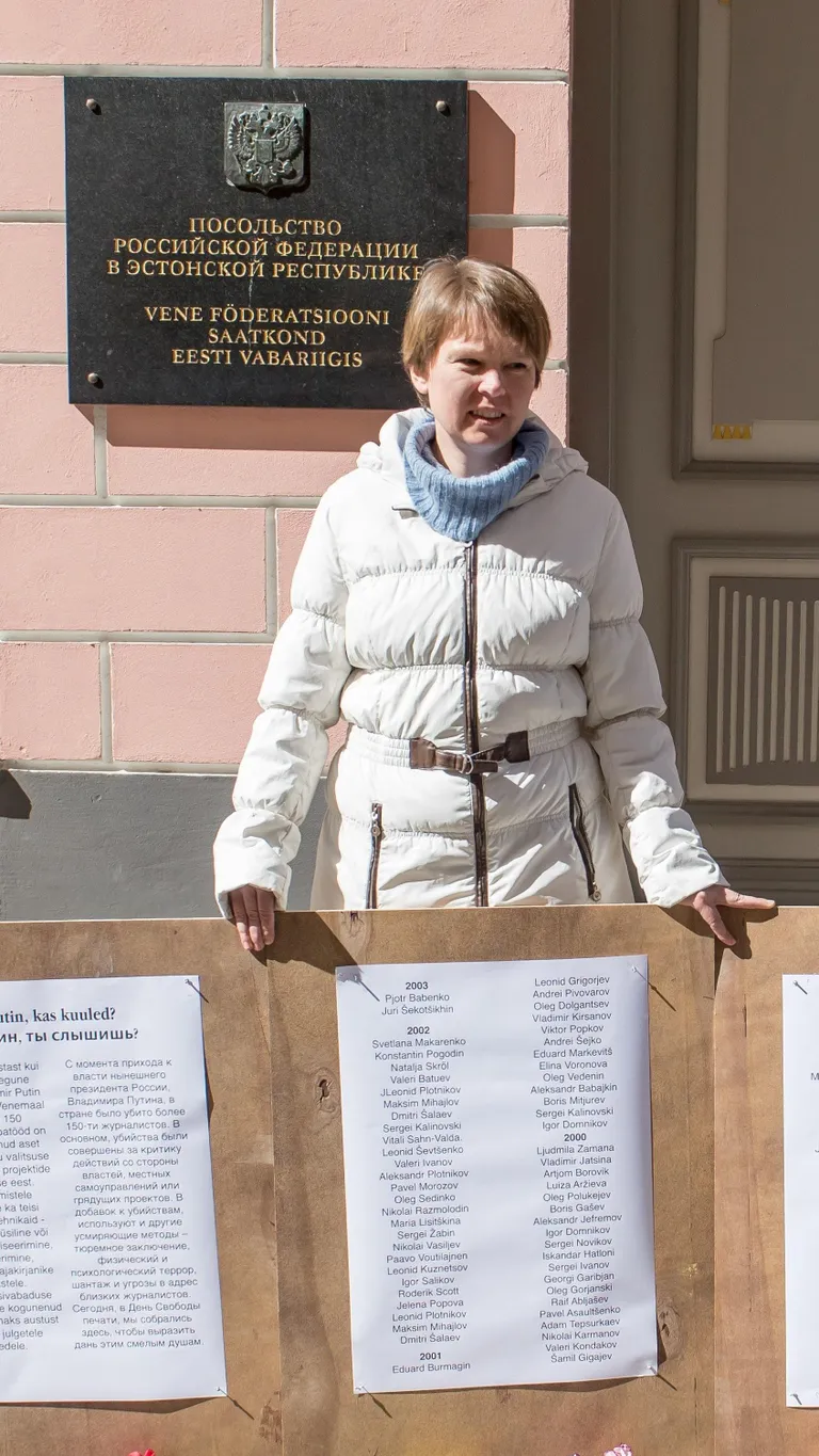 Евгения Чирикова на акции солидарности в 2017 году у российского посольства в международный день Свободной прессы.