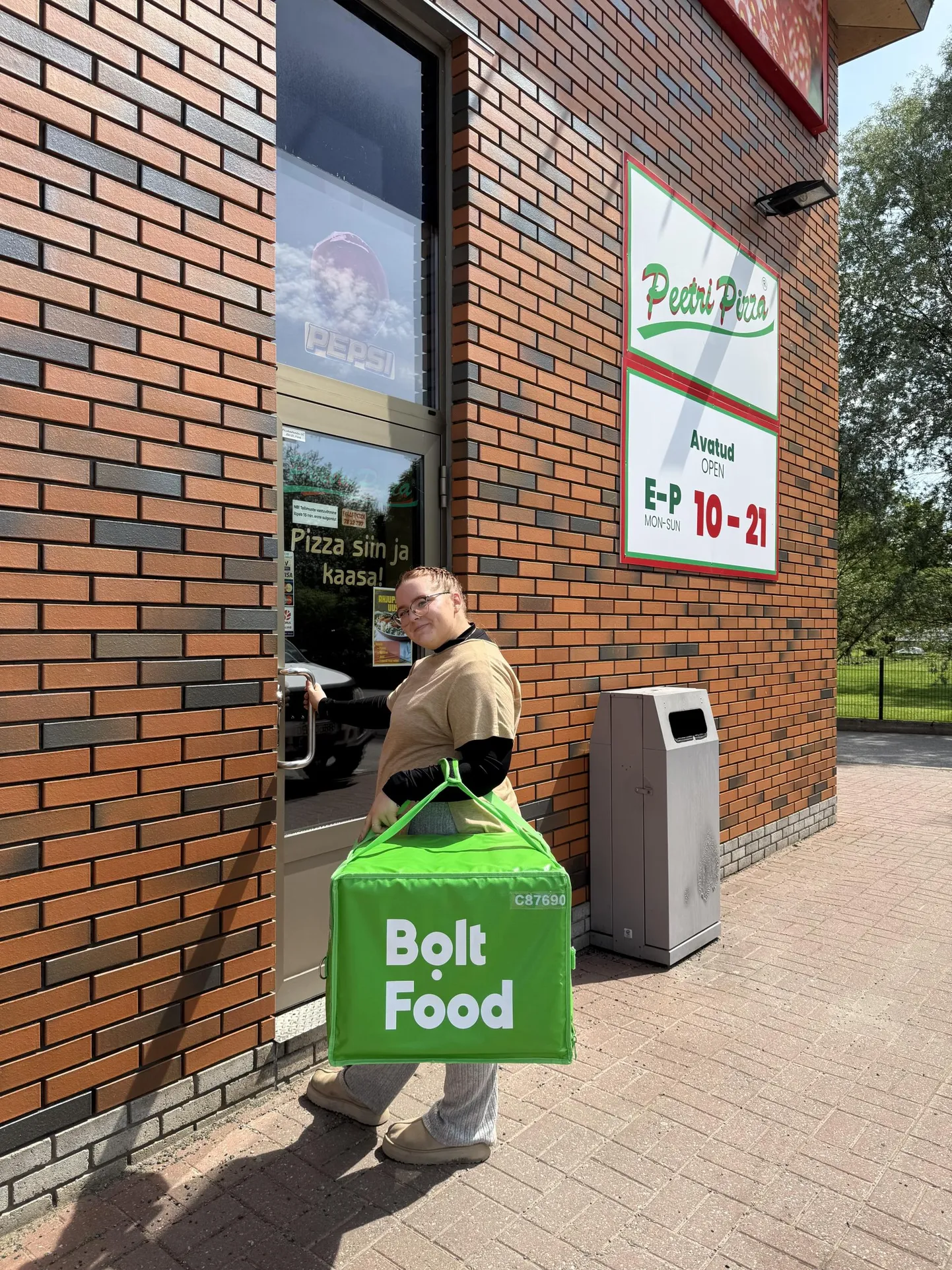 Toidukullerina lisasissetulekut teeniv Liidia Puju läheb parasjagu Võru Peetri Pizzasse tellimuse järele.