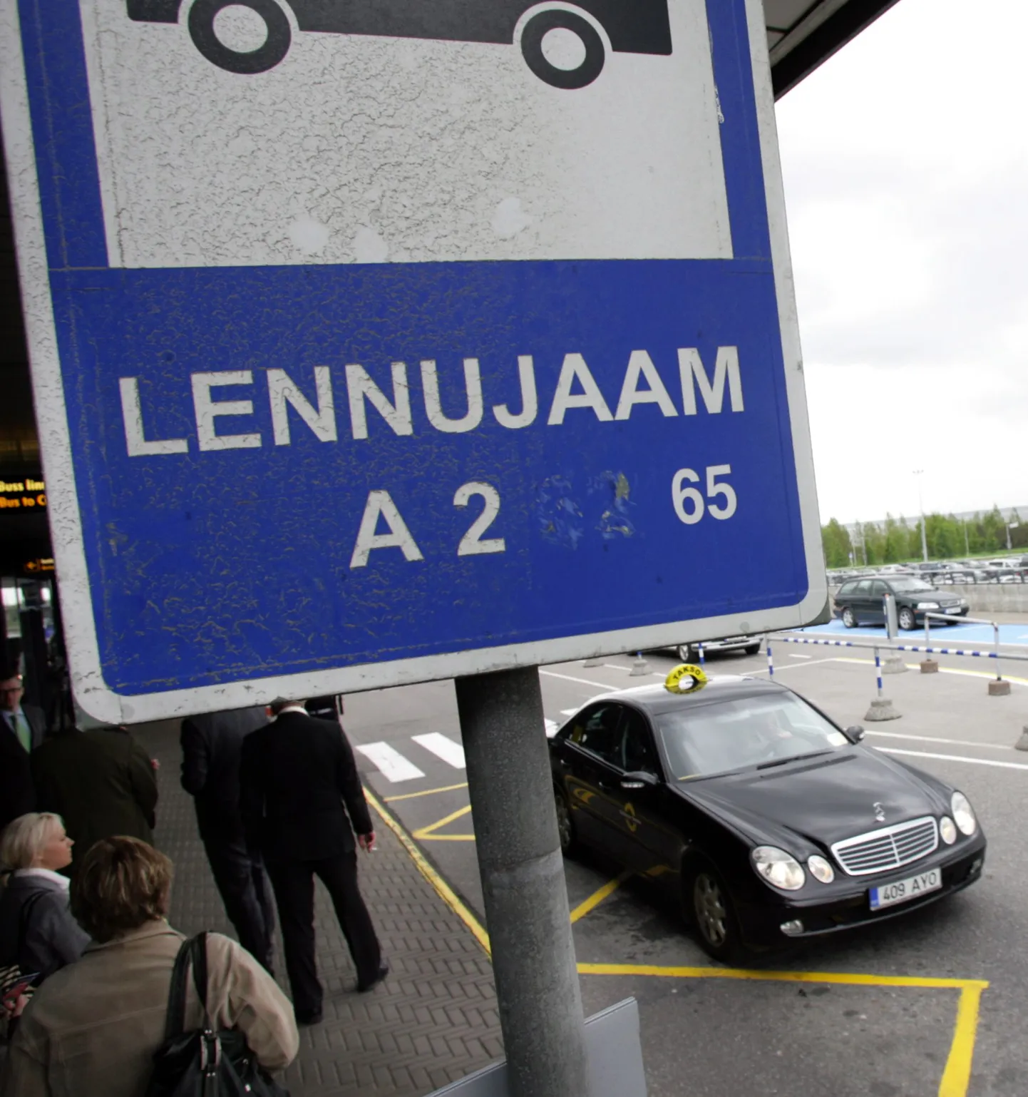 Bussipeatus lennujaama eest kaob.