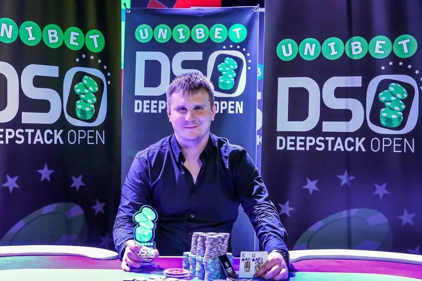 Pool aastat enne vahistamist poseeris Dennis Einasto rõõmsalt suurvõidu toonud Malta pokkeriturniiril. Ei jäänud palju puudu, et temast oleks saanud selles kaardimängus Eesti meister.
