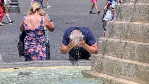 В Греции из-за жары гибнут люди: туристов предупреждают об опасности
