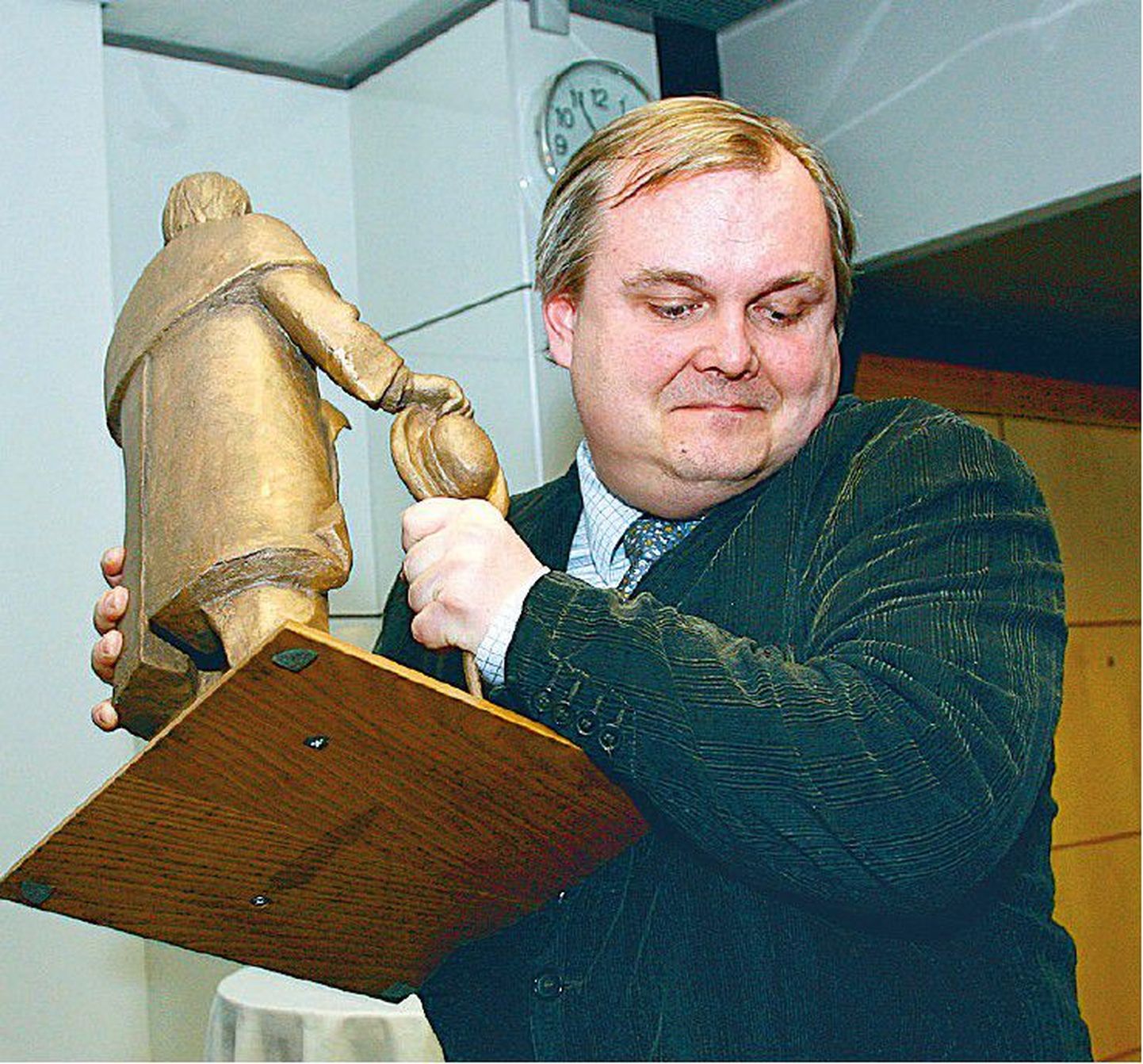 Aasta arvamusliider Erkki Bahovski auhinnaks saadud papa Jannseni kujuga.