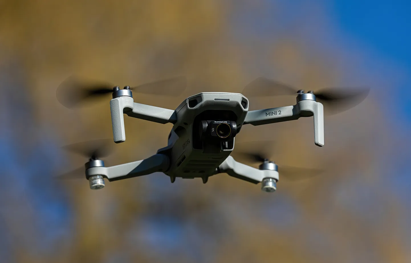 DJI droonil on väga hea kvaliteediga kaamerad ja navigatsioon. Lisaks hobilenduritele ja profifotograafidele võib neist kasu olla ka sõjaväelastel, mida DJI ei taha lubada.